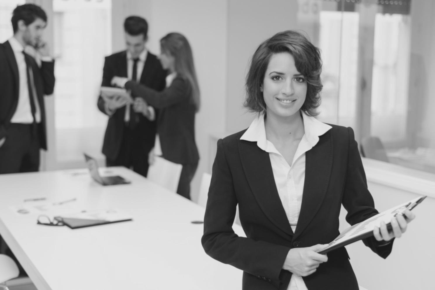 Présentation de stratégies financières lors d'une réunion professionnelle